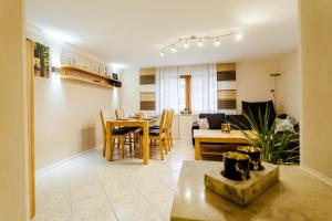 a kitchen and living room with a table and chairs at Ferienwohnung Schwarzwaldsteig in Bad Peterstal-Griesbach