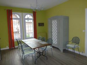 comedor con mesa y sillas en Villa D'ALBATRE en Dieppe