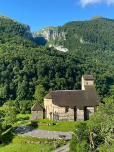 an old stone barn in the middle of a mountain at BÈTH CÈU Appt vacances 4P- La Pierre St Martin GR10 in Arette