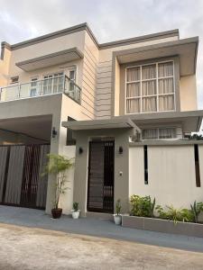 a large white house with a balcony at Casa Villa Gracia in Bigaa