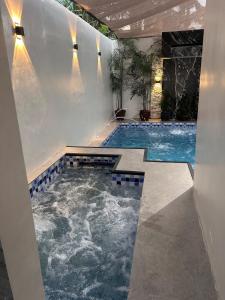 a swimming pool in a building with a swimming pool at Casa Villa Gracia in Bigaa