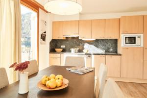 eine Küche mit einem Tisch und einer Obstschale darauf in der Unterkunft Apart Arga Top in Serfaus