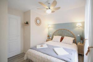 a bedroom with a bed and a ceiling fan at Maison cosy 6 pers - piscine chauffée - nature et lac - Monflanquin in Monflanquin