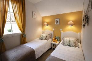 a bedroom with two beds and a window at Maison cosy 6 pers - piscine chauffée - nature et lac - Monflanquin in Monflanquin