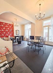 a living room with a dining table and chairs at Appart de charme, centre Vichy, Thermes in Vichy