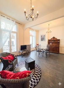 a living room with a couch and a table at Appart de charme, centre Vichy, Thermes in Vichy