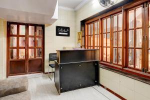 a hair salon with a cash register and windows at Collection O Vadapalani Formerly Mahalakshmi Inn in Chennai