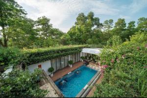 an exterior view of a house with a swimming pool at Villa Owner tại khu nghỉ dưỡng sinh thái Đại Lải Resort in Ngọc Quang