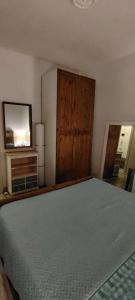 a bedroom with a bed and a dresser and a mirror at Dreams in Pisa +1 photo