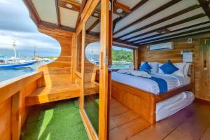 a master bedroom on a boat at Private Trip Labuan Bajo 2D1N in Labuan Bajo