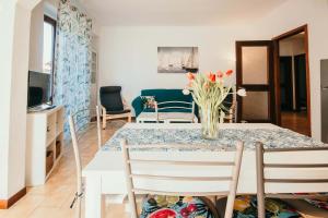 a kitchen and living room with a table and chairs at Appartamento Ortensia - Meina in Meina