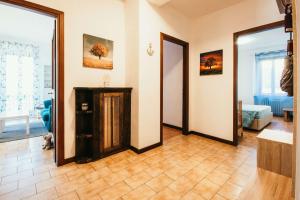 a room with a hallway with three doors and a room with at Appartamento Ortensia - Meina in Meina