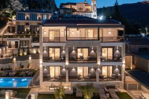 ein Wohnhaus mit Schwimmbad bei Nacht in der Unterkunft Vivere Suites in Nafplio