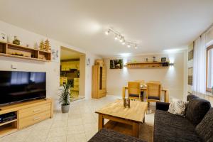 a living room with a couch and a table at Ferienwohnung Schwarzwaldsteig in Bad Peterstal-Griesbach