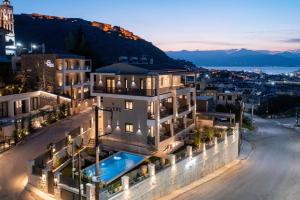 Luftaufnahme eines Gebäudes mit Schwimmbad in der Unterkunft Vivere Suites in Nafplio