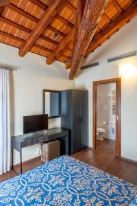 ein Schlafzimmer mit Schreibtisch und Bett in einem Zimmer in der Unterkunft Hotel Villa Braida in Mogliano Veneto