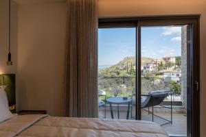 ein Schlafzimmer mit Bett und Balkon mit Aussicht in der Unterkunft Vivere Suites in Nafplio + 291 Fotos