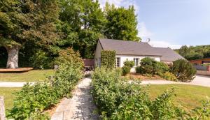 a house with a garden in front of it at Gîte Nature en Champagne entre Reims et Epernay in Germaine