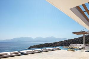 ein Swimmingpool mit Blick auf das Meer in der Unterkunft Pure C in Vathi + 87 Fotos