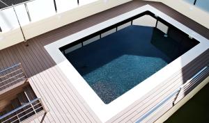an overhead view of a swimming pool on a house at Checkin Urban Nevada in Granada