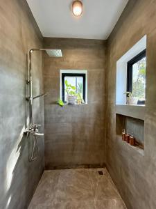 a bathroom with a shower stall and a window at Private Bungalow, Large Salt Water Pool & Jacuzzi, Super Fast WIFI 100Mbps in Phumĭ Kruŏs