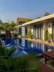a house with a swimming pool in front of it at Private Bungalow, Large Salt Water Pool & Jacuzzi, Super Fast WIFI 100Mbps in Phumĭ Kruŏs +16 photos