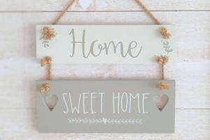 a sign that reads home sweet home hanging on a wall at Gîte de charme Beaujoyeulx in Molineuf