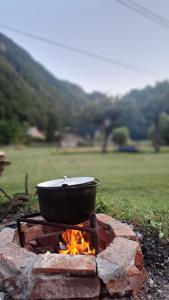 a pot sitting on top of a fire pit at Casa Bunicii in Podu Dîmboviţei