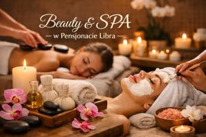 eine Frau bekommt eine Massage in einem Spa in der Unterkunft Libra in Karolinów