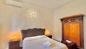 a bedroom with a bed and two night stands with lamps at Suite sogni di lago Lecco, Como in Malgrate