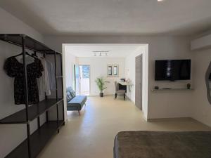 a living room with a couch and a tv at A due passi dal centro in Noto