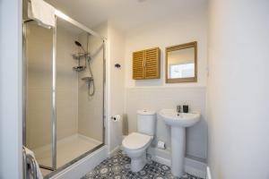 a bathroom with a toilet and a sink and a shower at Island's Edge- Moments from Hamworthy Beach and Park in Poole