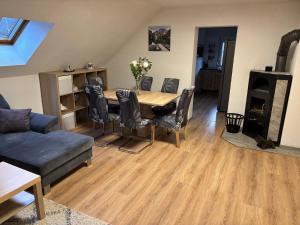 a living room with a wooden table and chairs at Ferienwohnung Grünblick am Katschbach in Teufenbach
