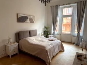 ein Schlafzimmer mit einem Bett und einem großen Fenster in der Unterkunft Apartment Stella in Kassel