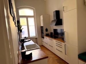 eine Küche mit Kühlschrank und Tisch in der Unterkunft Apartment Stella in Kassel
