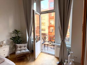 ein Schlafzimmer mit einem Bett und einem großen Fenster in der Unterkunft Apartment Stella in Kassel