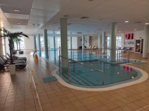 a swimming pool in the middle of a building at Piano Diva I LUX RELAX Apartamenty Kołobrzeg in Kołobrzeg