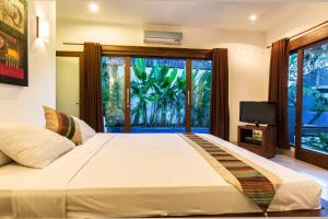 ケロボカンにあるVilla Bali Zen Kerobokanの大きなベッドとテレビのある寝室 +50枚の写真