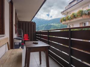 a balcony with a table and a view of mountains at Casa Beba in Bormio