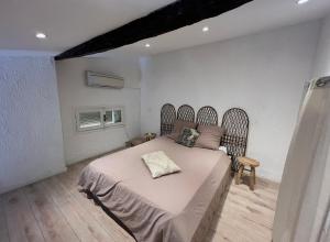 a bedroom with a bed in a room at T4 proche centre et stade de Rugby in Perpignan