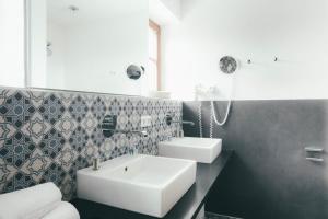 a bathroom with two sinks and a mirror at Luna Blanca - Apartment 2 in Schwangau