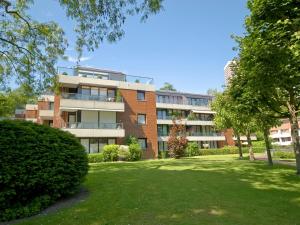 an apartment building with a lawn in front of it at Strandresidenz Timmendorfer Strand Seglernest in Timmendorfer Strand