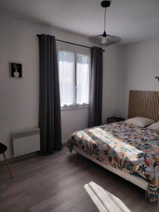 a bedroom with a bed and a window at Spacieuse maison "Des 3 filles" pour 6 personnes in Ally