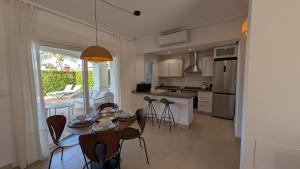 a kitchen and dining room with a table and chairs at Villa with private pool and BBQ on Mar Menor Golf Resort in Torre-Pacheco