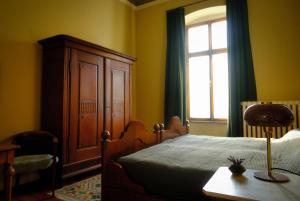 a bedroom with a bed and a window at DieMosel Minimal in Traben-Trarbach