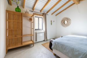 a bedroom with a bed and a window at Casinha Revira Volta in Nesperal +29 photos