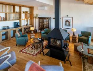 salon z kominkiem i krzesłami w obiekcie Marvão Hotel Museu w mieście Marvão