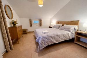 a bedroom with a bed and a table and a mirror at Villa Albaredo in Villameá