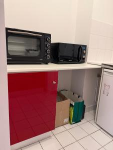 a microwave sitting on top of a kitchen counter at appartement cosy Paris 17eme in Paris