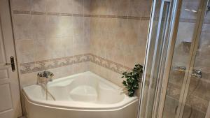 a bath tub in a bathroom with a shower at Maison de ville duplex TULLE in Tulle +12 photos